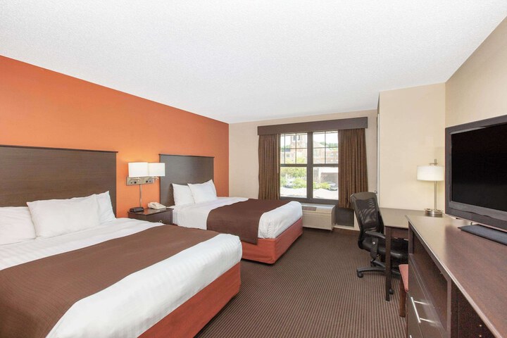 2 Queen Beds Mobility Accessible (5 of 9)