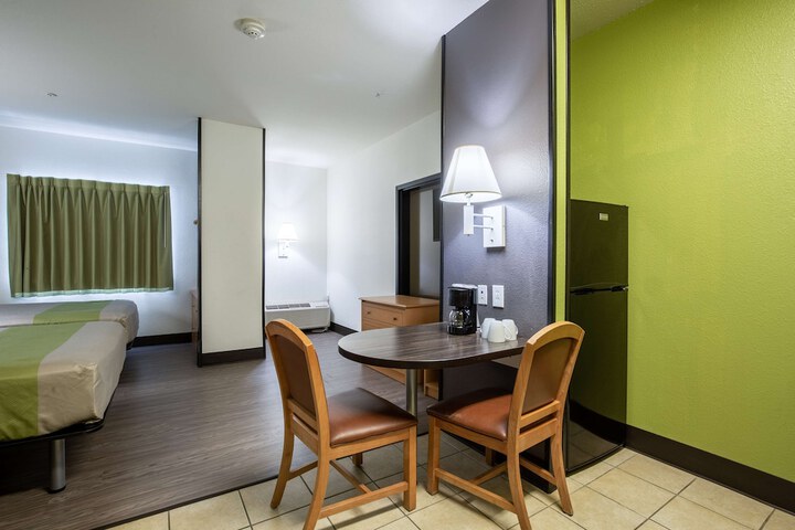 Room 27 of 74