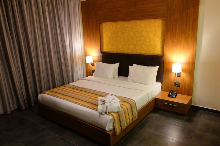 Room 27 of 76