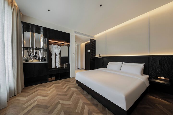 Room 83 of 143