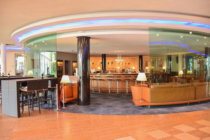 Lounge 107 of 157