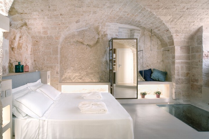 Room 17 of 74