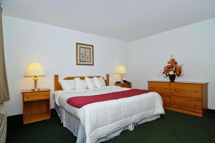 Suite 2 Queen Beds High Speed Internet Accessible Microwave, Refrigerator Full Breakfast (3 of 16)
