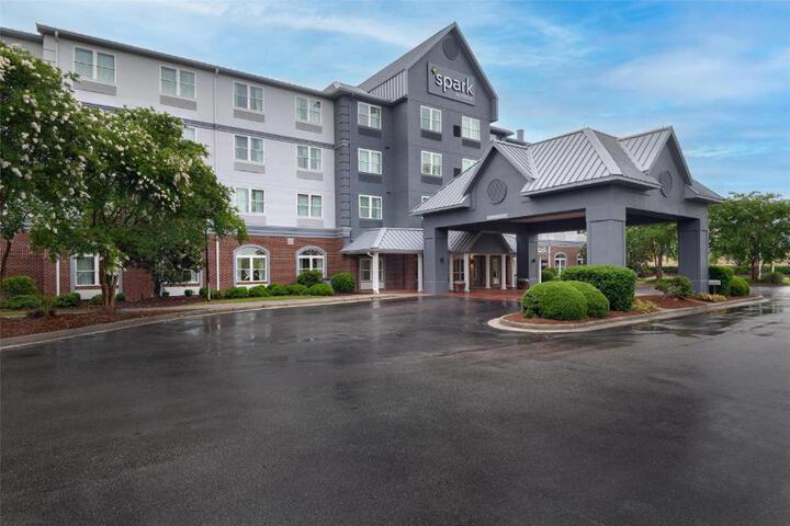 Exterior of Spark by Hilton Summerville