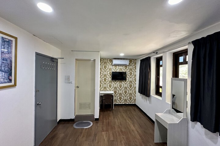 Room 16 of 39