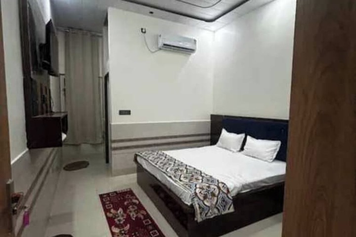 Room 7 of 12