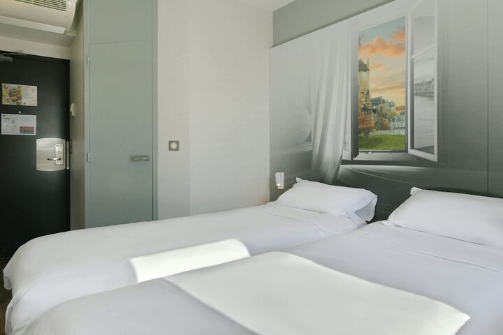 Room 6 of 16