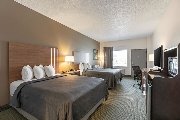 2 Queen Beds (7 of 7)