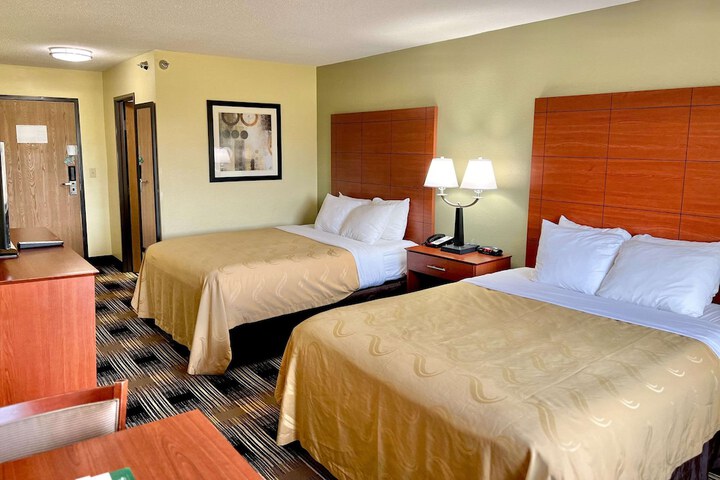 2 Queen Beds (22 of 43)