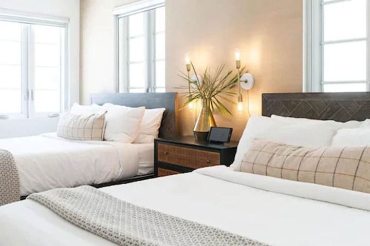 Modern Superior 2 Queen Beds (3 of 40)