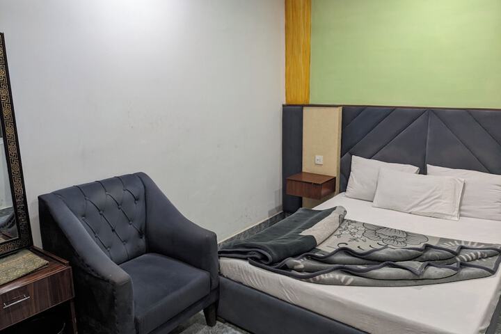 Room 4 of 10