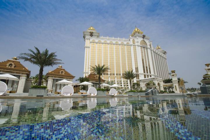 Pool Hotel