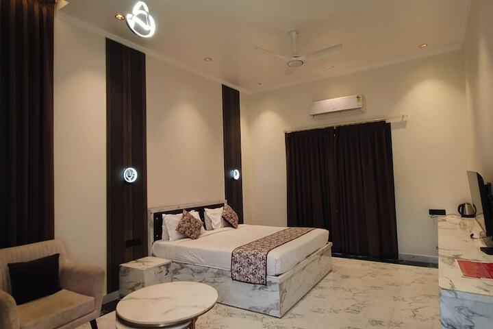 Room 9 of 42