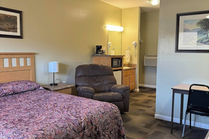 1 Queen Bed (8 of 14)