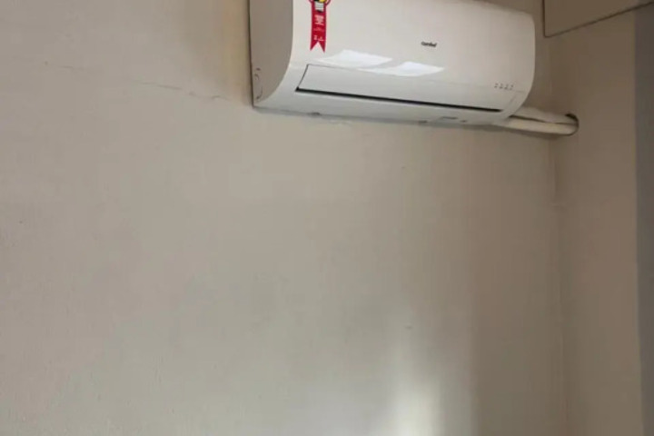 Room 6 of 8