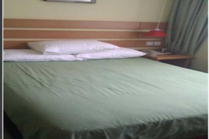 Room 6 of 8