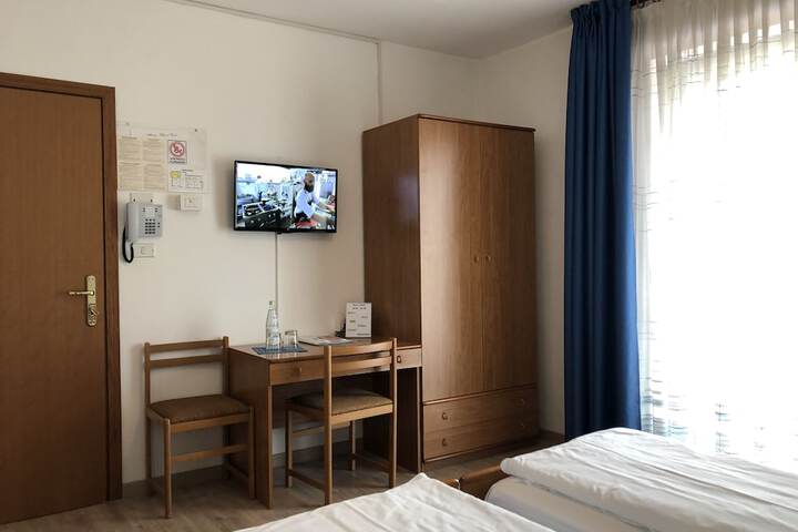 Room 9 of 33