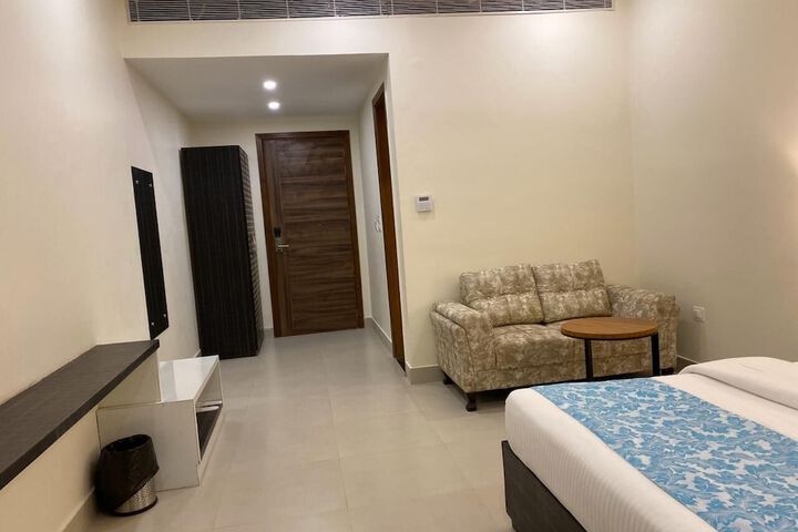 Room 4 of 16
