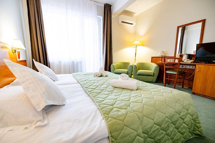 Room 5 of 32