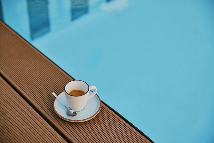 Lounge 61 of 77