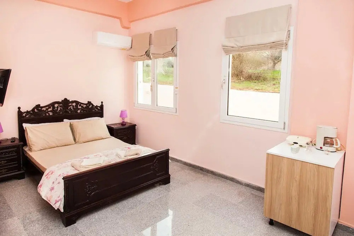 Room 6 of 10