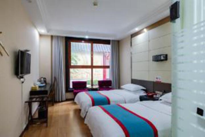 Room 8 of 10