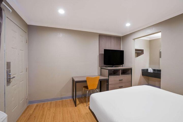 1 Queen Bed (23 of 24)