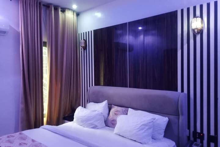 Room 33 of 104