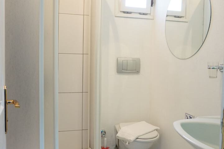 Room 43 of 144