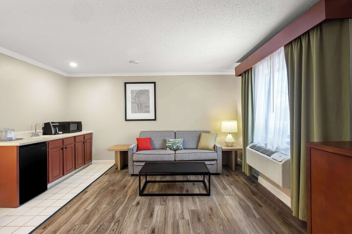 1 King Accessible Comm Assist Bathtub Microwave, Refrigerator Full Breakfast (32 of 33)