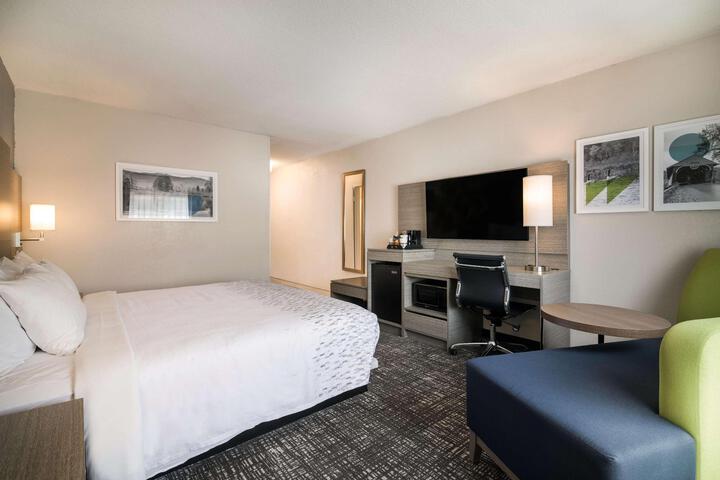 1 King Bed Desk Microwave and Refrigerator Full Breakfast (15 of 19)