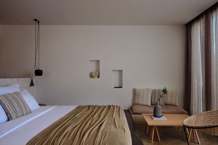 Room 8 of 215