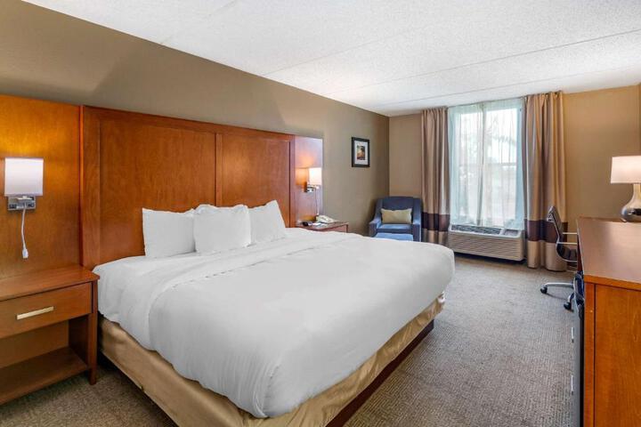 1 King Bed (6 of 16)