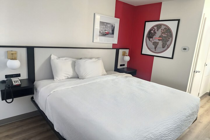 1 King Bed (11 of 11)