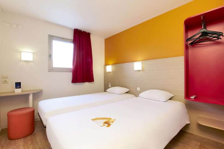 Room 3 of 32