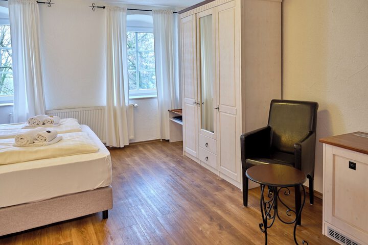 Room 10 of 27