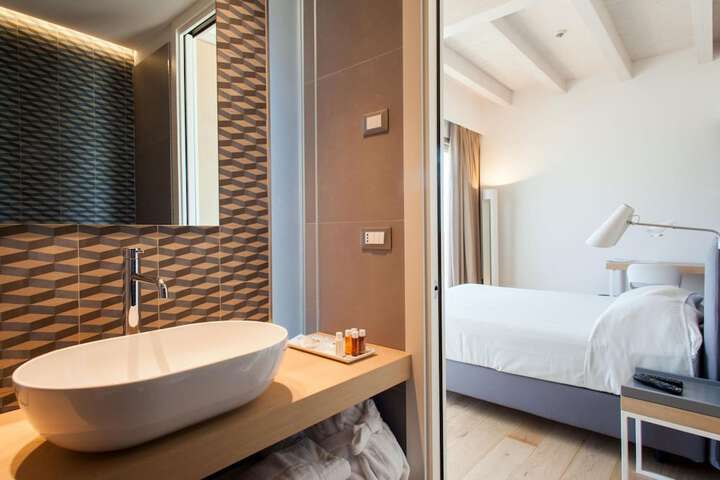 Room 13 of 90