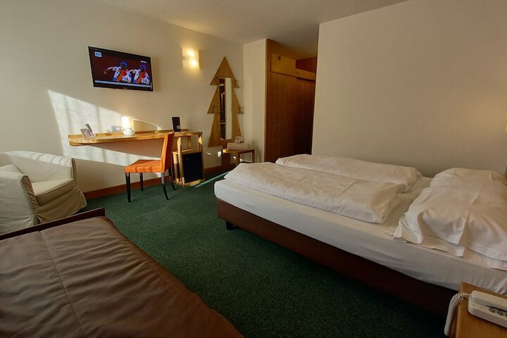 Room 8 of 83