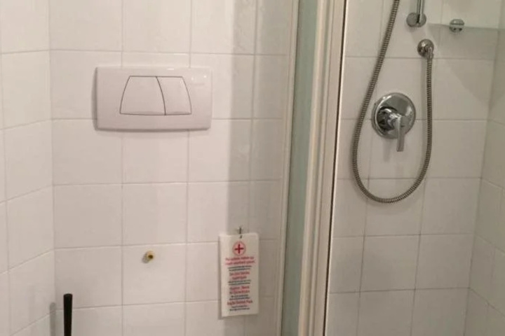 Room 10 of 18