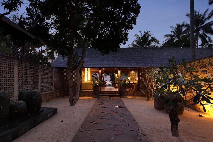 Check-in/check-out kiosk