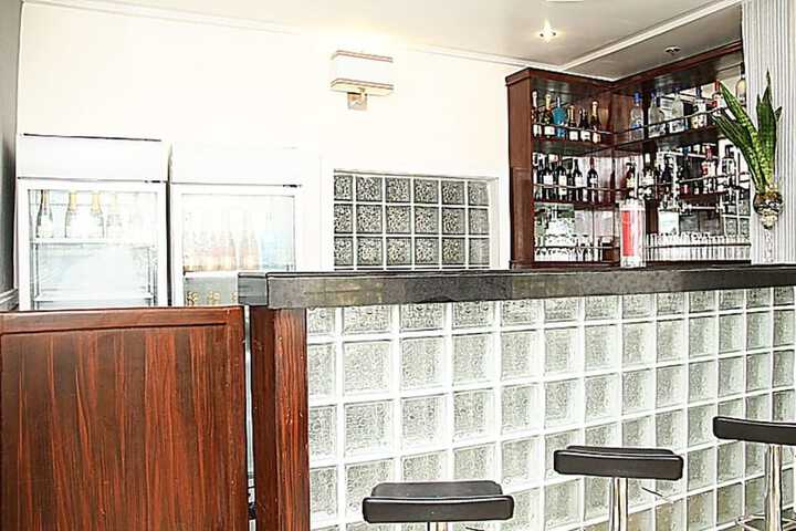 Lounge 14 of 16