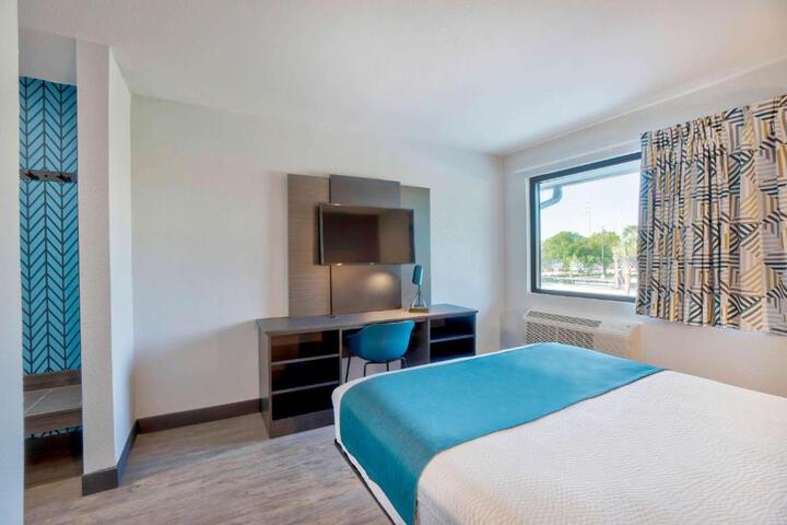 1 Queen Bed (5 of 9)