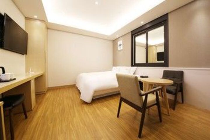 Room 10 of 27