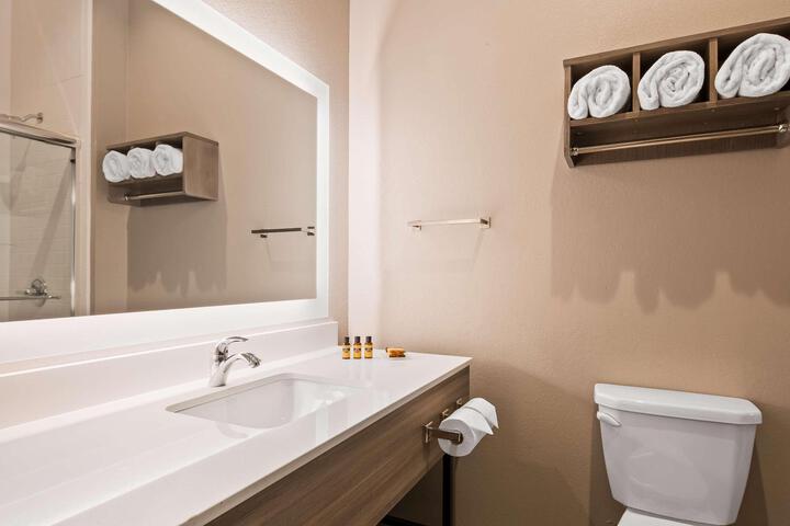 2 Queen Beds Communication Assistance Microwave and Refrigerator WiFi Walk in Shower Full Breakfast (2 of 10)