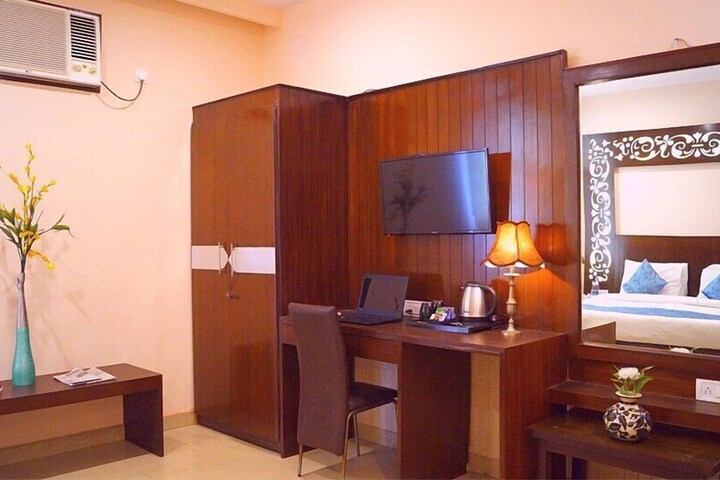 Room 3 of 9