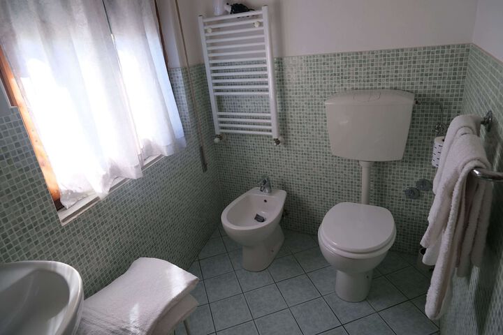 Room 11 of 27