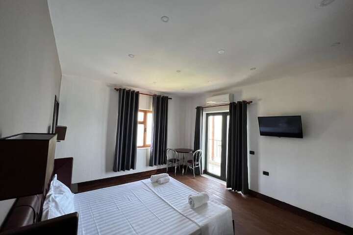 Room 16 of 32