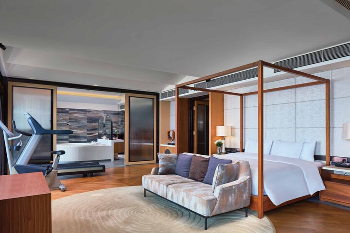 Room 18 of 163