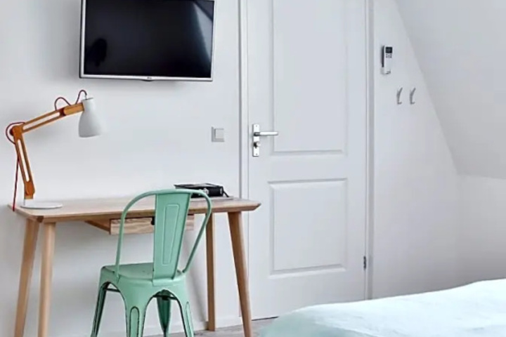 Room 2 of 10