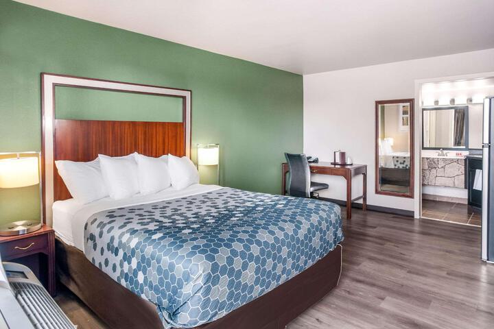 1 Queen Bed Accessible (6 of 13)